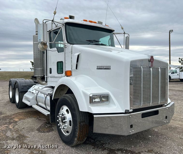 image for item EG1217 2007 Kenworth  T800 semi truck