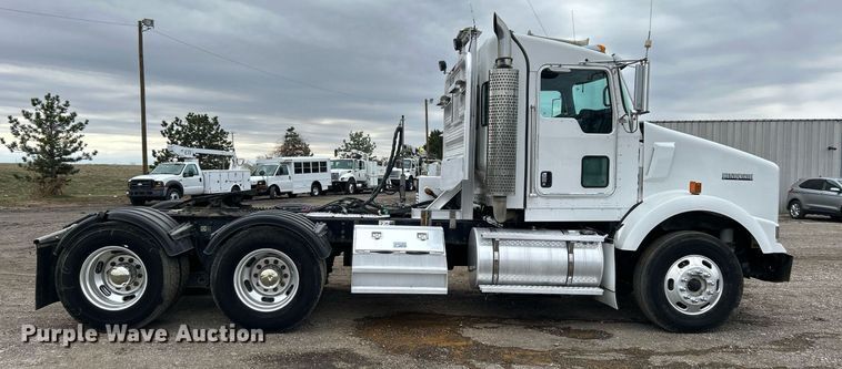 image for item EG1217 2007 Kenworth  T800 semi truck