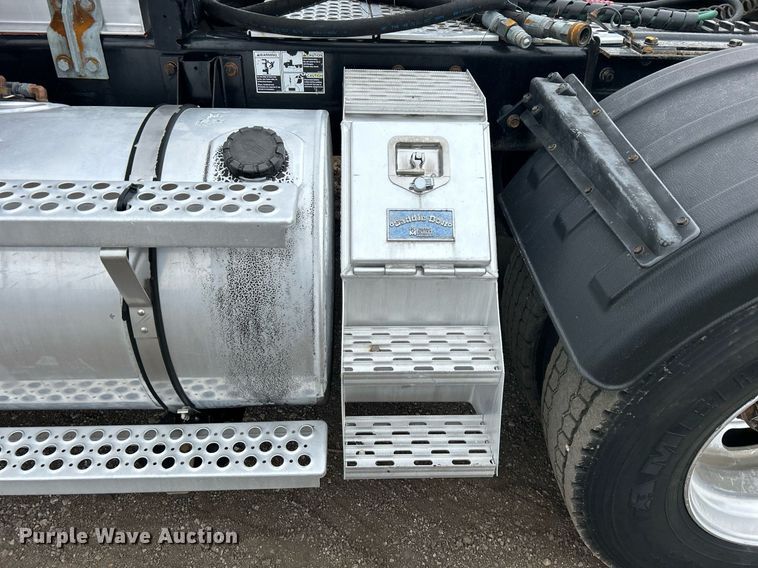 image for item EG1217 2007 Kenworth  T800 semi truck