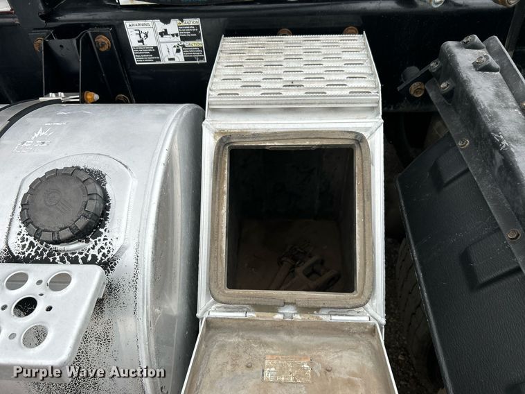 image for item EG1217 2007 Kenworth  T800 semi truck