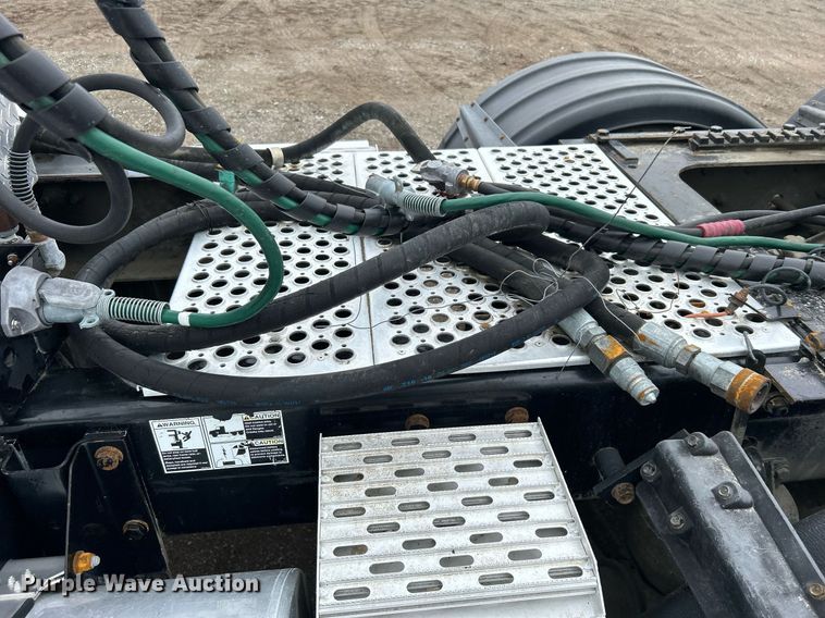 image for item EG1217 2007 Kenworth  T800 semi truck