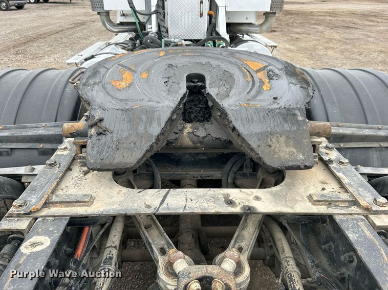 image for item EG1217 2007 Kenworth  T800 semi truck