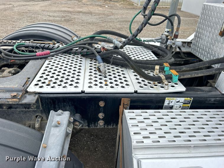 image for item EG1217 2007 Kenworth  T800 semi truck