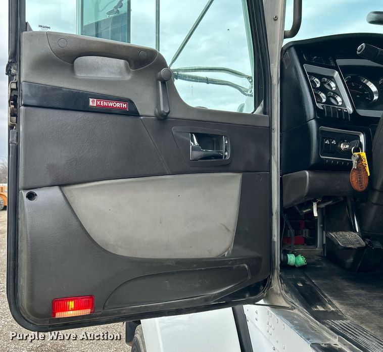 image for item EG1217 2007 Kenworth  T800 semi truck