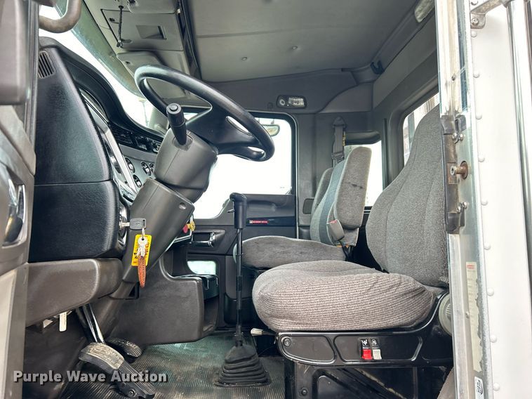 image for item EG1217 2007 Kenworth  T800 semi truck