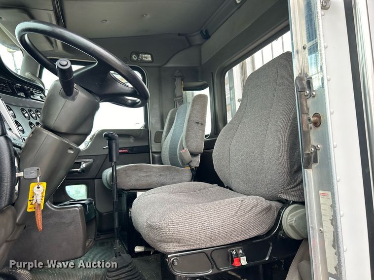 image for item EG1217 2007 Kenworth  T800 semi truck