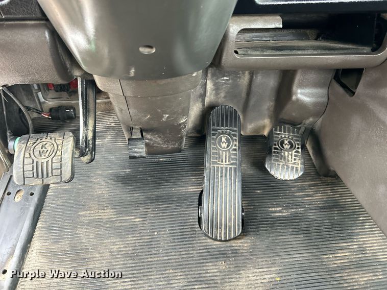 image for item EG1217 2007 Kenworth  T800 semi truck