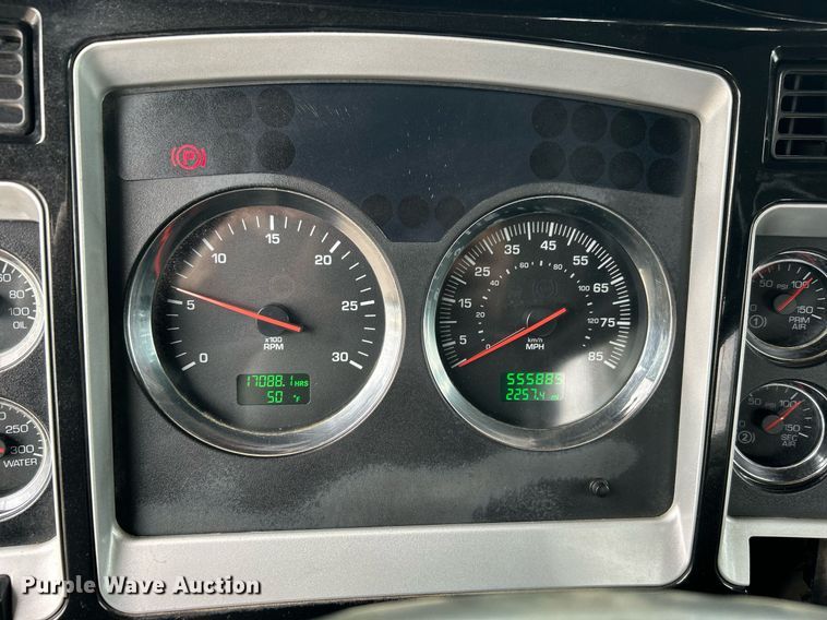 image for item EG1217 2007 Kenworth  T800 semi truck