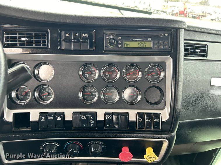 image for item EG1217 2007 Kenworth  T800 semi truck