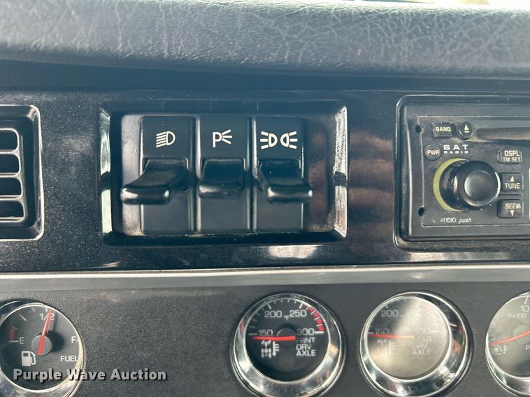 image for item EG1217 2007 Kenworth  T800 semi truck