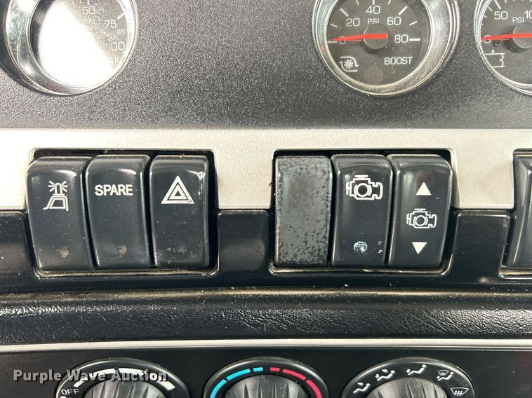 image for item EG1217 2007 Kenworth  T800 semi truck