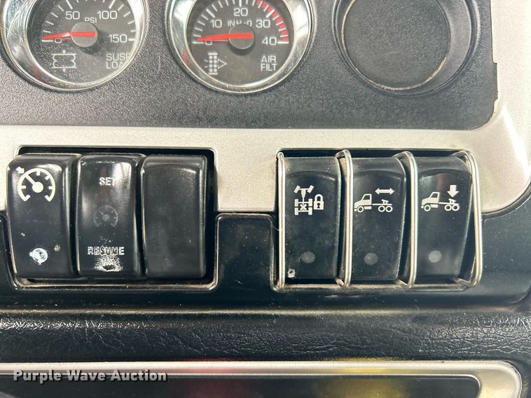 image for item EG1217 2007 Kenworth  T800 semi truck