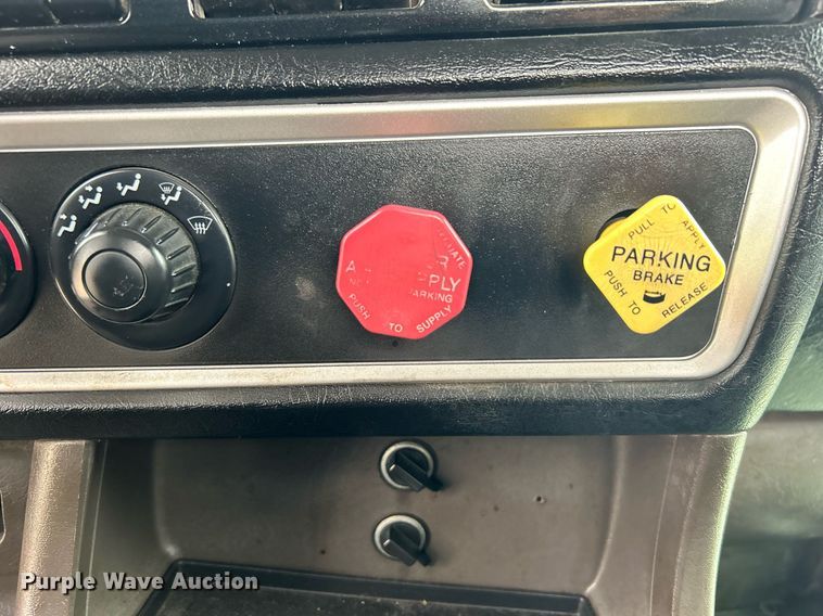 image for item EG1217 2007 Kenworth  T800 semi truck