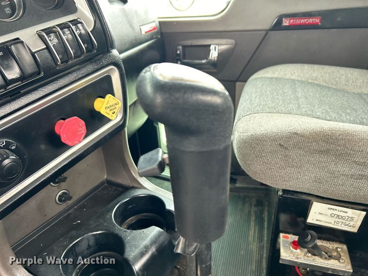 image for item EG1217 2007 Kenworth  T800 semi truck