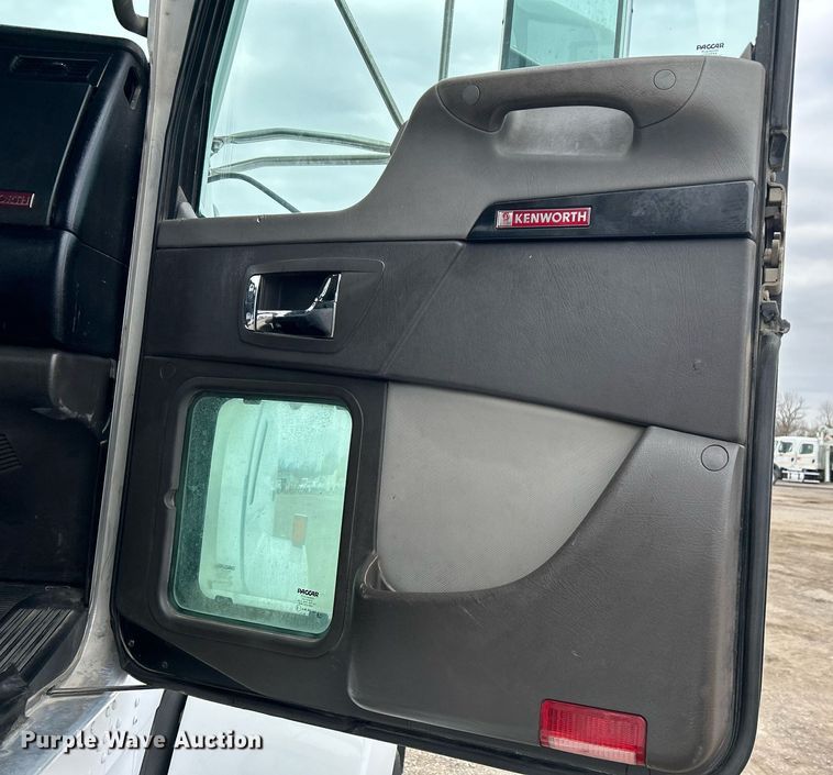 image for item EG1217 2007 Kenworth  T800 semi truck