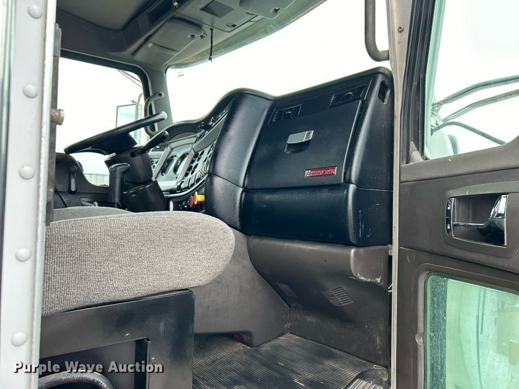 image for item EG1217 2007 Kenworth  T800 semi truck