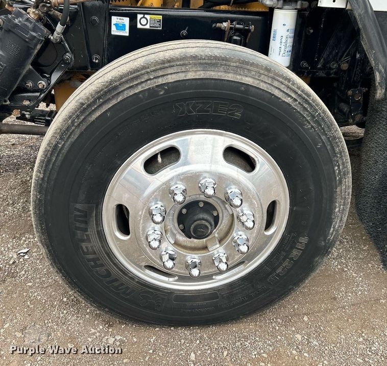 image for item EG1217 2007 Kenworth  T800 semi truck