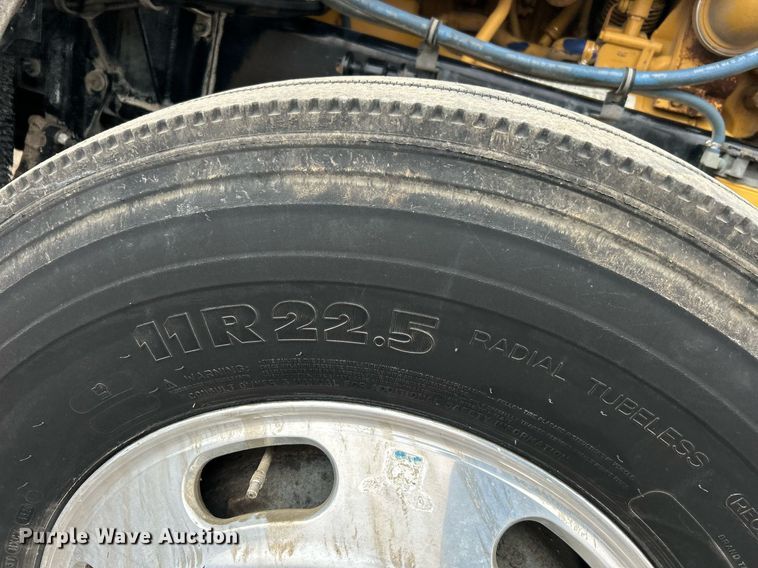 image for item EG1217 2007 Kenworth  T800 semi truck