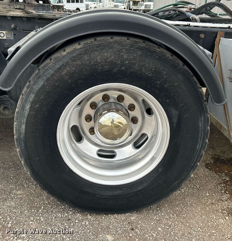 image for item EG1217 2007 Kenworth  T800 semi truck