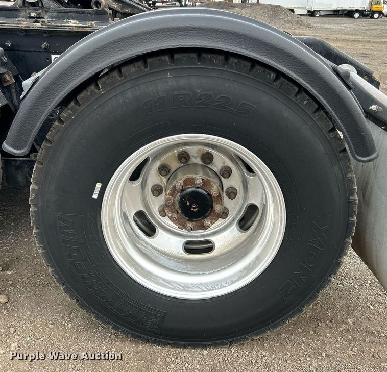 image for item EG1217 2007 Kenworth  T800 semi truck