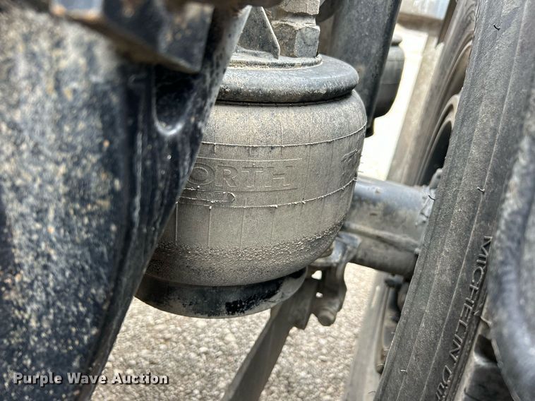 image for item EG1217 2007 Kenworth  T800 semi truck