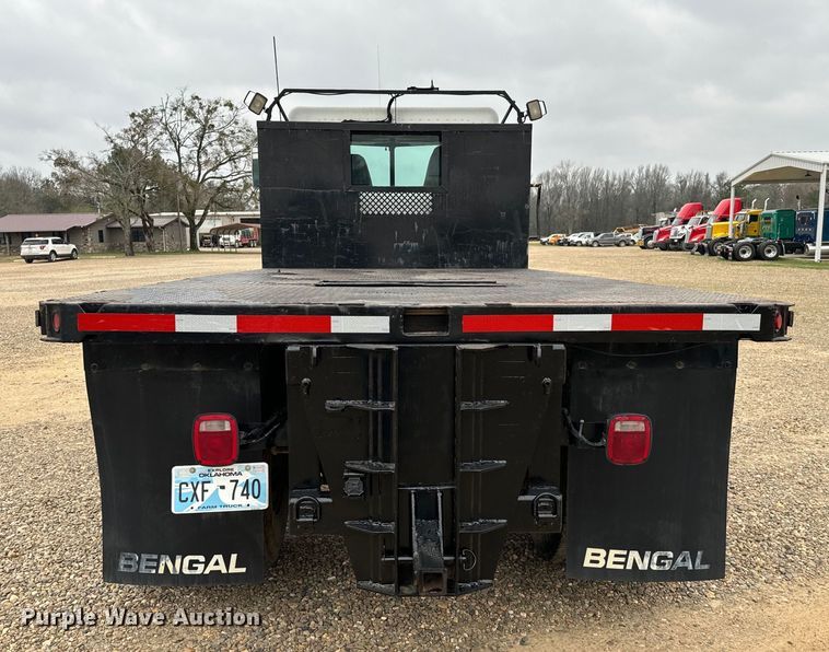 image for item EJ0289 2005 Peterbilt 335 flatbed truck