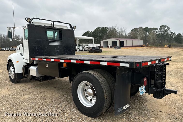 image for item EJ0289 2005 Peterbilt 335 flatbed truck