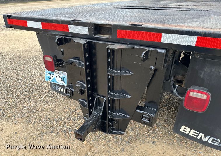 image for item EJ0289 2005 Peterbilt 335 flatbed truck