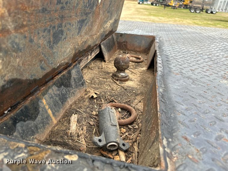 image for item EJ0289 2005 Peterbilt 335 flatbed truck