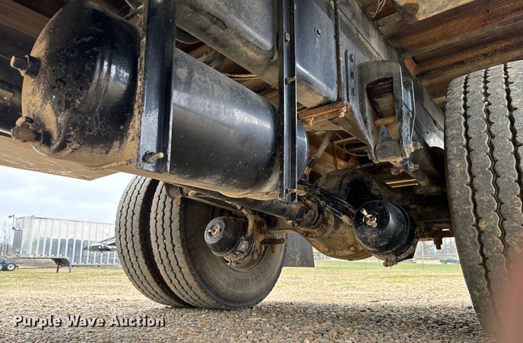 image for item EJ0289 2005 Peterbilt 335 flatbed truck