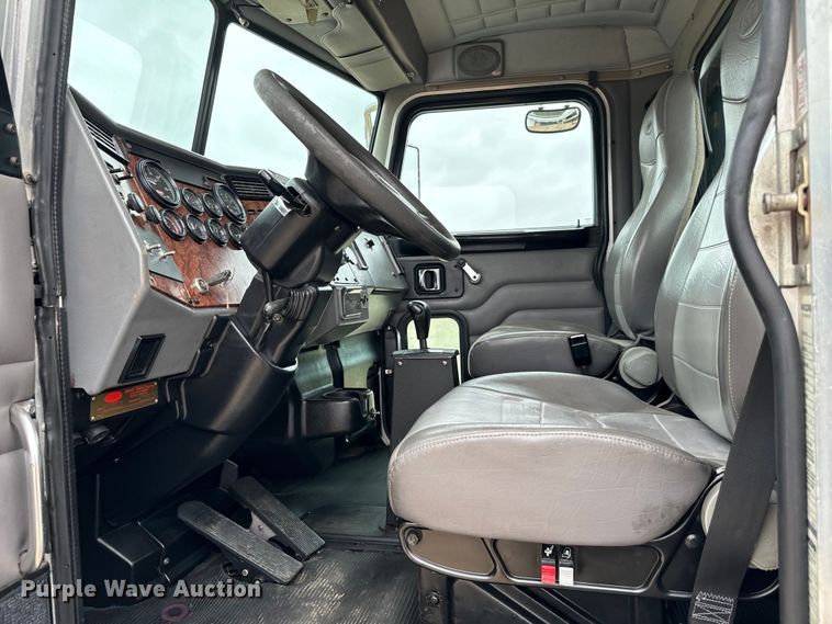 image for item EJ0289 2005 Peterbilt 335 flatbed truck