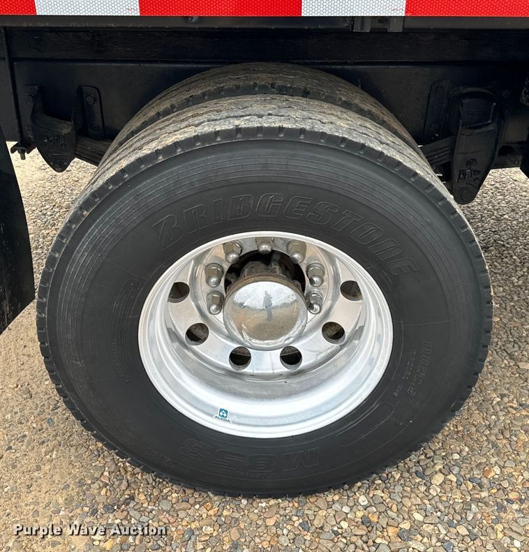 image for item EJ0289 2005 Peterbilt 335 flatbed truck