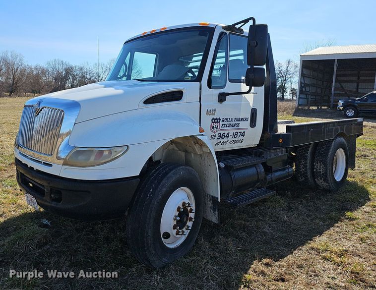 image for item EJ5916 2007 International 4400 flatbed truck