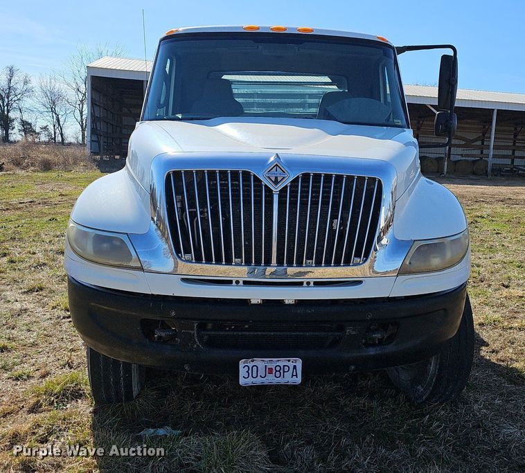 image for item EJ5916 2007 International 4400 flatbed truck