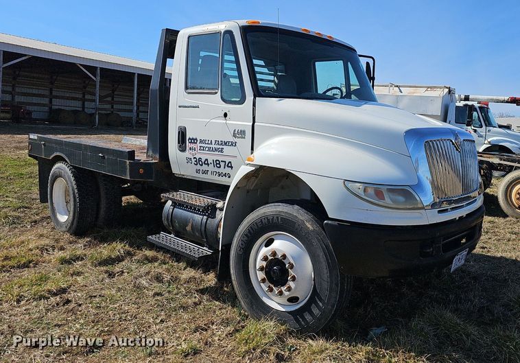 image for item EJ5916 2007 International 4400 flatbed truck