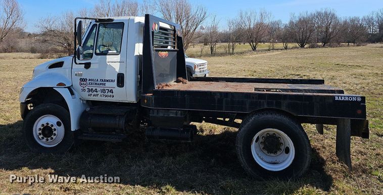 image for item EJ5916 2007 International 4400 flatbed truck