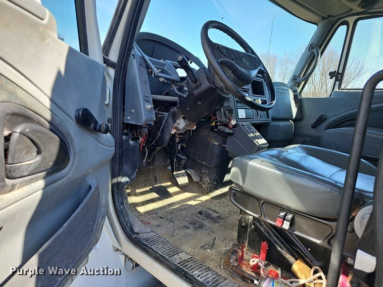 image for item EJ5916 2007 International 4400 flatbed truck