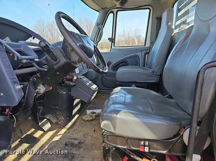 image for item EJ5916 2007 International 4400 flatbed truck