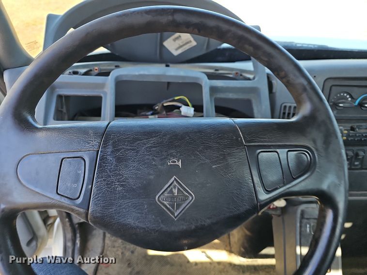 image for item EJ5916 2007 International 4400 flatbed truck