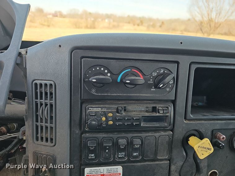 image for item EJ5916 2007 International 4400 flatbed truck