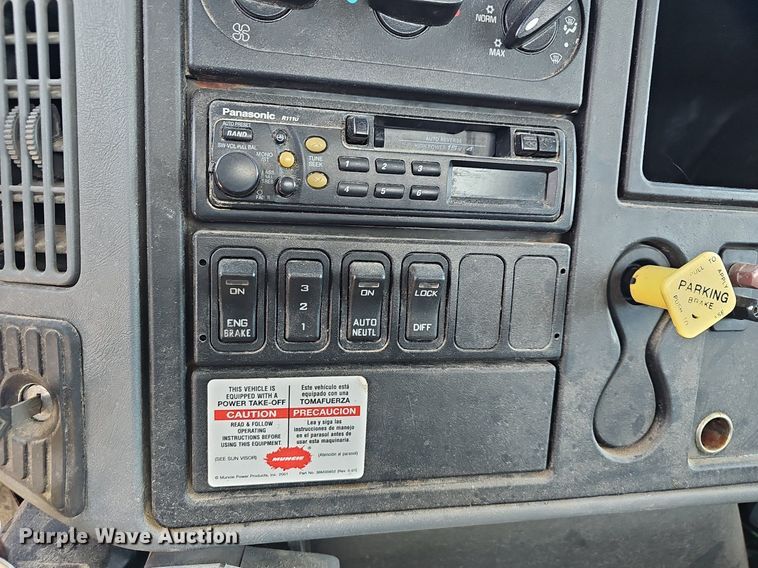 image for item EJ5916 2007 International 4400 flatbed truck