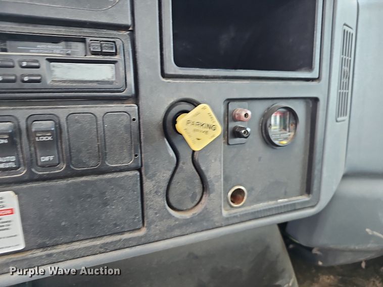 image for item EJ5916 2007 International 4400 flatbed truck