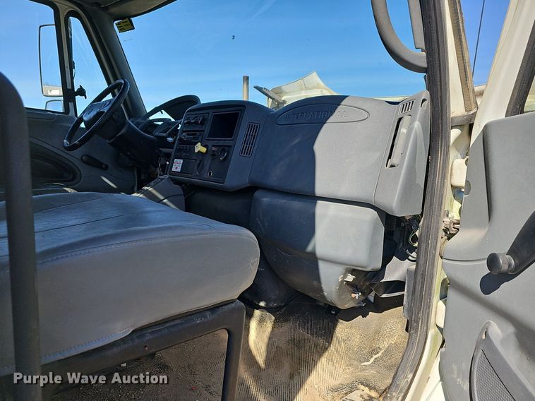 image for item EJ5916 2007 International 4400 flatbed truck