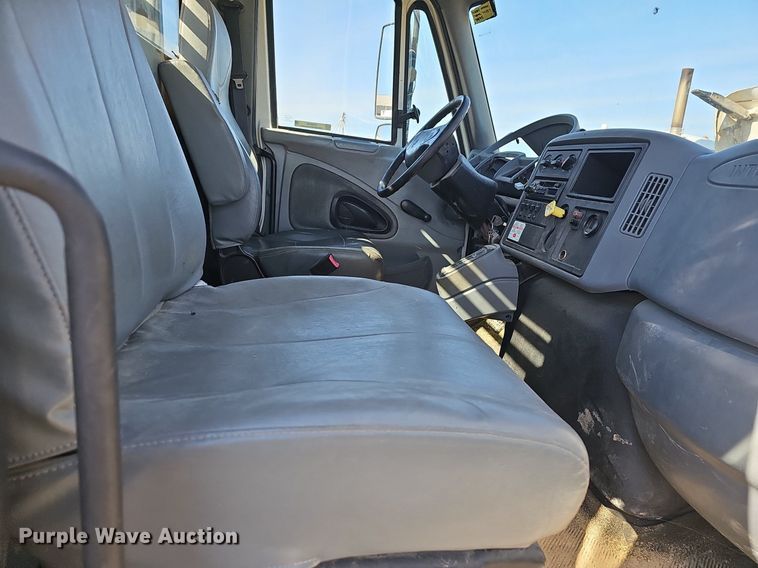 image for item EJ5916 2007 International 4400 flatbed truck