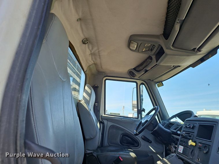 image for item EJ5916 2007 International 4400 flatbed truck