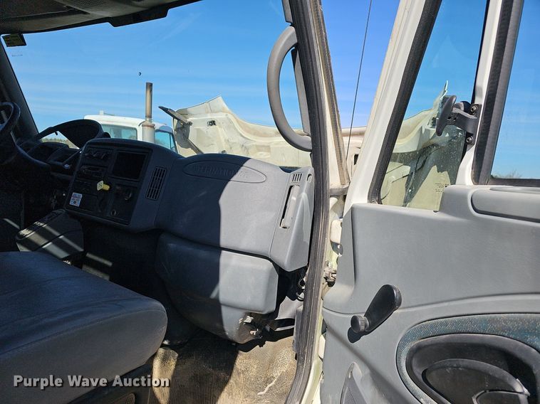 image for item EJ5916 2007 International 4400 flatbed truck