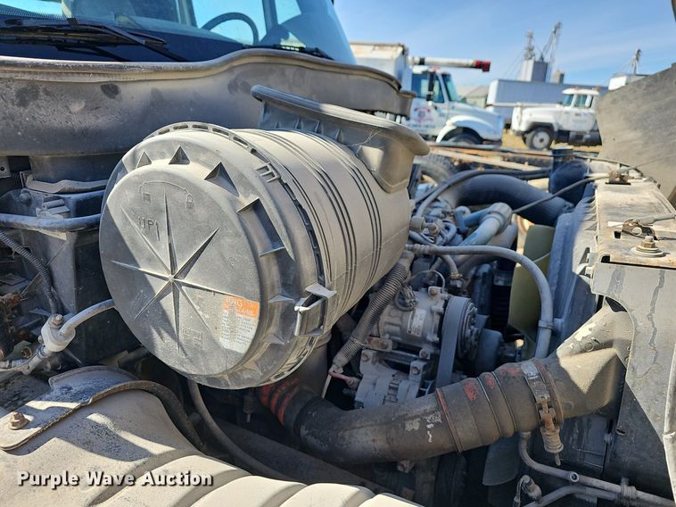 image for item EJ5916 2007 International 4400 flatbed truck