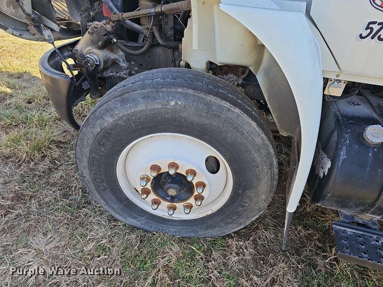 image for item EJ5916 2007 International 4400 flatbed truck