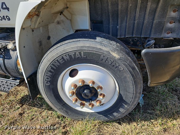 image for item EJ5916 2007 International 4400 flatbed truck