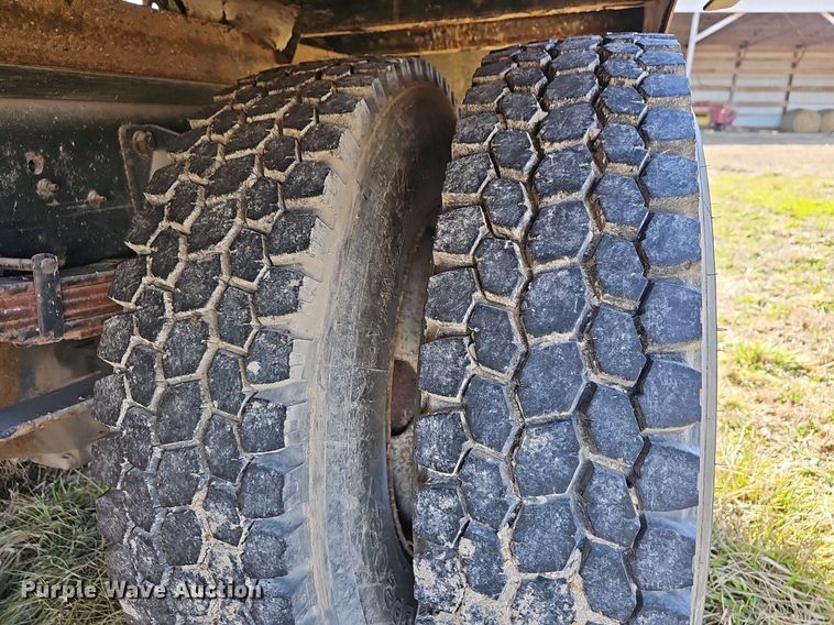 image for item EJ5916 2007 International 4400 flatbed truck